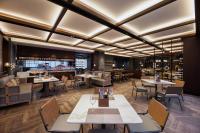 een restaurant met tafels en stoelen en een bar bij Four Points by Sheraton Yiyang in Yiyang