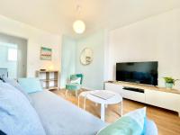 Televízia a/alebo spoločenská miestnosť v ubytovaní St Nazaire - L'Art Déco - Stationnement Gratuit - Centre ville - Wifi Fibre