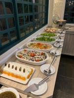 een buffet met veel verschillende gerechten op tafel bij SR Boutique Hotel in São Pedro