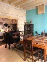 une cuisine avec une table en bois et une salle à manger dans l&#39;établissement Arles : maison provençale aux arènes., à Arles