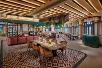 潘切Mövenpick Resort Phan Thiet的有一张长桌子和椅子的餐厅