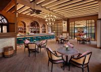 潘切Mövenpick Resort Phan Thiet的一家有桌椅和酒吧的餐厅