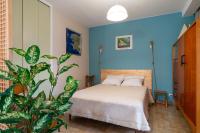 a bedroom with a bed and a plant at Ty Menez - Proche plage pour 4 in Bénodet