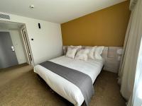 Posteľ alebo postele v izbe v ubytovaní Hôtel Akena Chauray-Niort