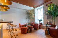 restauracja ze stołami i stołkami w pokoju w obiekcie La Fonda Heritage Hotel Luxury, Relais & Châteaux w Marbelli