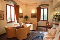 A seating area at Hotel Tirreno
