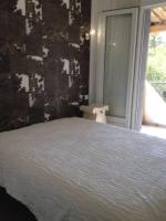 Łóżko lub łóżka w pokoju w obiekcie jolie maison piscine privée