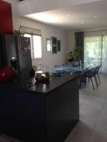 Kuchnia lub aneks kuchenny w obiekcie jolie maison piscine privée