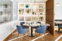 ein Esszimmer mit einem Tisch und blauen Stühlen in der Unterkunft Cascade Wellness Resort in Lagos