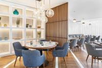 ein Esszimmer mit Tischen und Stühlen und ein Zimmer mit Tischen und Stühlen in der Unterkunft Cascade Wellness Resort in Lagos