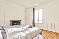 Łóżko lub łóżka w pokoju w obiekcie Appartement Quartier Le Marais 1 Free Netflix