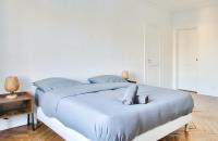 Łóżko lub łóżka w pokoju w obiekcie Appartement Quartier Le Marais 1 Free Netflix