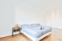 Łóżko lub łóżka w pokoju w obiekcie Appartement Quartier Le Marais 1 Free Netflix