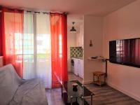 Televízia a/alebo spoločenská miestnosť v ubytovaní Appartement T2 Cabine 6 Couchages, Plage à Proximité, Terrasse Couverte - Cap d'Agde - FR-1-249-387