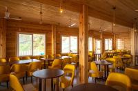 ein Esszimmer mit Tischen und gelben Stühlen in der Unterkunft Dallas Beach Resorts Ashvem Beach in Mandrem