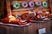 Swarga Suites Bali Berawa, Marclan Collection في تشانغو: عرض انواع مختلفه من الخبز والمعجنات