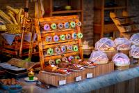 Swarga Suites Bali Berawa, Marclan Collection في تشانغو: عرض الخبز والمعجنات على طاولة