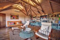 A seating area at Wild Oak Estate - Stunning Views at a Dreamy Location, by ZanteWize