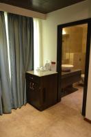 ein Badezimmer mit Waschbecken und Spiegel in der Unterkunft Sobti Continental Bareilly in Bareilly