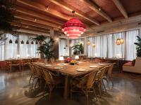 comedor grande con mesa larga y sillas en Hesperia Sevilla, en Sevilla