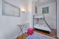Uma ou mais camas em beliche em um quarto em IMMOGROOM -Terrace with garden - Quiet - Air-conditioner