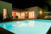 The swimming pool at or close to Par 4 Villa 7