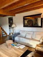 Posedenie v ubytovaní Casa en Estavar Residential con jardín y piscina