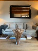 Posedenie v ubytovaní Casa en Estavar Residential con jardín y piscina