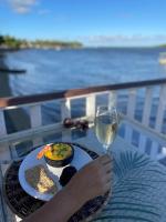 サントアンドレにあるPousada ORIBÁのワインをテーブルの上に持つ者