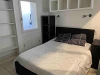 Łóżko lub łóżka w pokoju w obiekcie studio climatisé proche de Montpellier et des plages