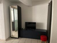 Telewizja i/lub zestaw kina domowego w obiekcie studio climatisé proche de Montpellier et des plages