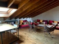 Posedenie v ubytovaní Casa en Estavar Residential con jardín y piscina