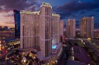 Blick auf ein großes Gebäude in einer Stadt in der Nacht in der Unterkunft Marriott&#39;s Grand Chateau in Las Vegas
