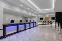 eine Lobby mit Bar in einem Gebäude in der Unterkunft Marriott&#39;s Grand Chateau in Las Vegas