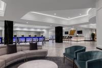 eine Lobby mit Sofas und Stühlen und ein Wartezimmer in der Unterkunft Marriott&#39;s Grand Chateau in Las Vegas