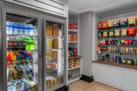 Ein Supermarkt oder andere Läden im Hotel oder in der Nähe