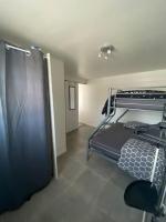 Łóżko lub łóżka w pokoju w obiekcie Appartement près de l aéroport CDG et Disneyland