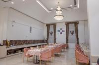 une salle à manger avec tables et chaises et une grande fenêtre dans l'établissement The Utopia Resort Sanchi, à Sānchi
