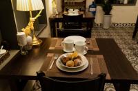 ein Holztisch mit einem Teller mit Essen darauf in der Unterkunft Perfume's Cozy House in Hanoi