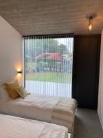 Postel nebo postele na pokoji v ubytování La Casa de Hierba - Casa de campo de diseño con jardín y wifi cerca de las playas de Llanes