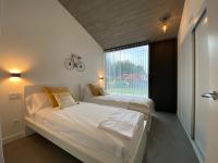 Postel nebo postele na pokoji v ubytování La Casa de Hierba - Casa de campo de diseño con jardín y wifi cerca de las playas de Llanes