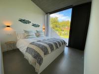 Postel nebo postele na pokoji v ubytování La Casa de Hierba - Casa de campo de diseño con jardín y wifi cerca de las playas de Llanes