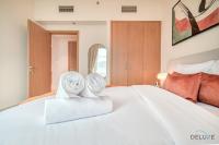 Postel nebo postele na pokoji v ubytování Elegant 1BR at Harbour Views Tower 1 by Deluxe Holiday Homes