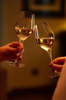 dos personas sosteniendo copas de vino blanco en Les Jardins d'Anaïs, en Luxemburgo