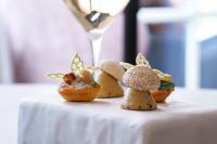 Un grupo de artículos de comida en miniatura sobre una mesa. en Les Jardins d'Anaïs, en Luxemburgo