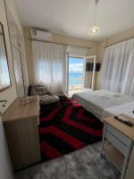 Posteľ alebo postele v izbe v ubytovaní Greekhome Seaside Apartment