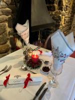 The Old Manor House Hotel في كينشام: طاولة عليها شمعة فوق طاولة