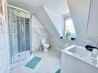 Kúpeľňa v ubytovaní 2e étage appartement entier 3 pièces idéal 2 personnes, 2 chambres communiquantes en enfilade, WIFI, espace travail parking gratuit