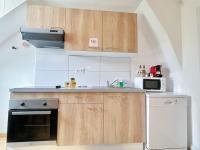 Kuchyňa alebo kuchynka v ubytovaní 2e étage appartement entier 3 pièces idéal 2 personnes, 2 chambres communiquantes en enfilade, WIFI, espace travail parking gratuit