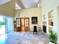 Telewizja i/lub zestaw kina domowego w obiekcie Confortable Chalet con piscina
